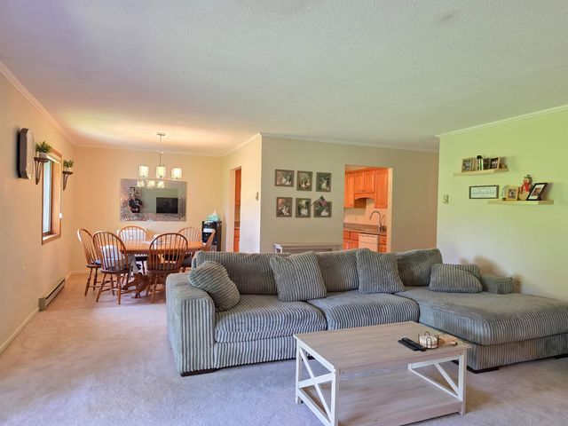 8 Hawthorne Circle, South Burlington, VT 05403