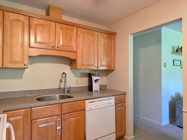 8 Hawthorne Circle, South Burlington, VT 05403