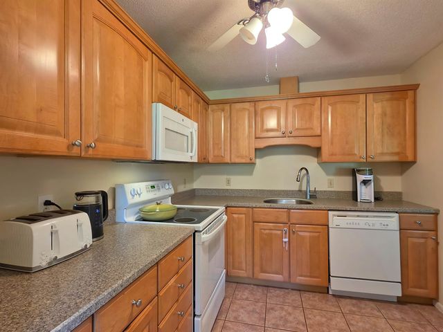 8 Hawthorne Circle, South Burlington, VT 05403
