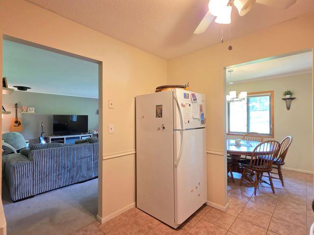 8 Hawthorne Circle, South Burlington, VT 05403
