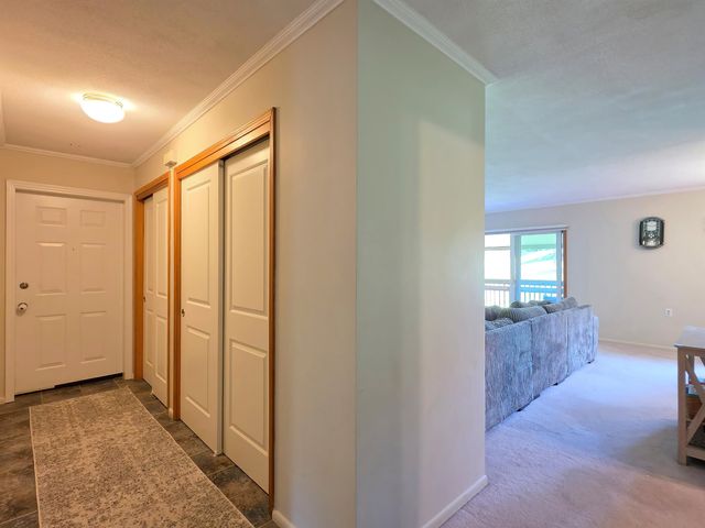 8 Hawthorne Circle, South Burlington, VT 05403