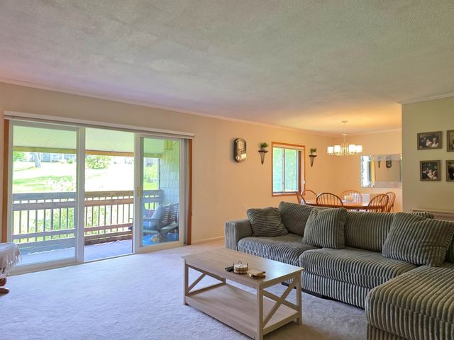 8 Hawthorne Circle, South Burlington, VT 05403