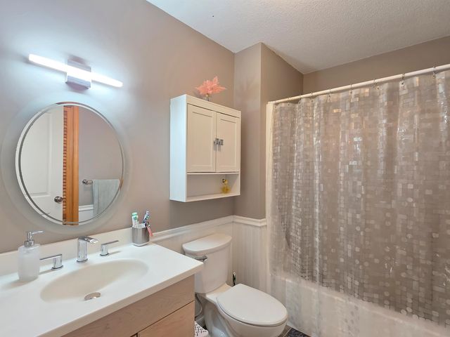 8 Hawthorne Circle, South Burlington, VT 05403