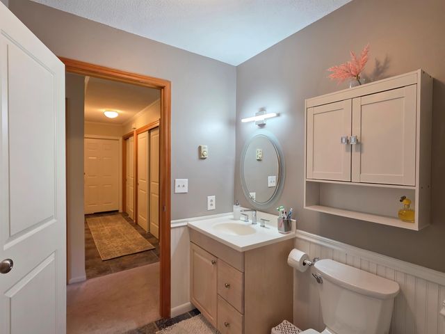 8 Hawthorne Circle, South Burlington, VT 05403