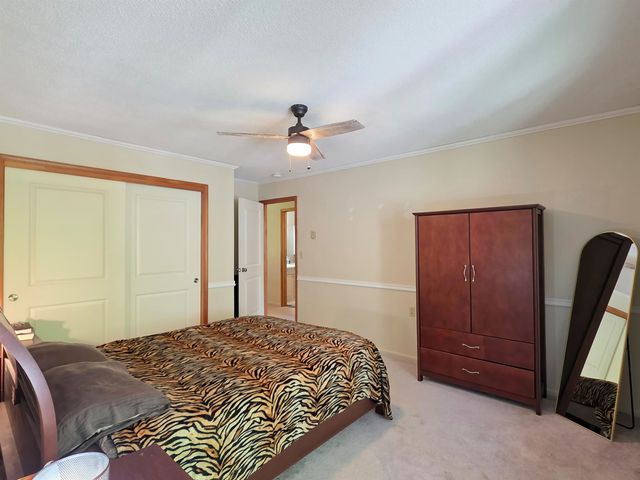 8 Hawthorne Circle, South Burlington, VT 05403