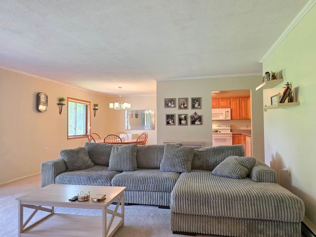 8 Hawthorne Circle, South Burlington, VT 05403