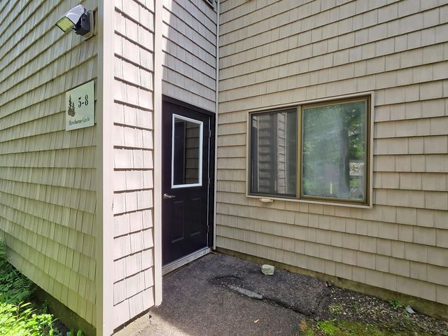 8 Hawthorne Circle, South Burlington, VT 05403