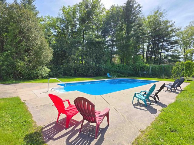 8 Hawthorne Circle, South Burlington, VT 05403