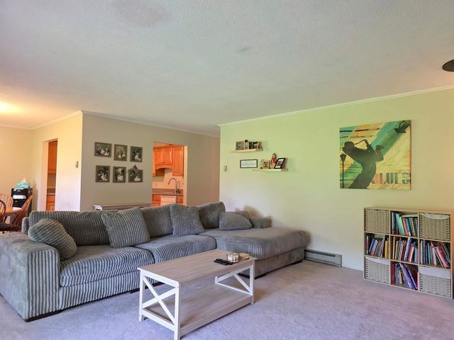 8 Hawthorne Circle, South Burlington, VT 05403