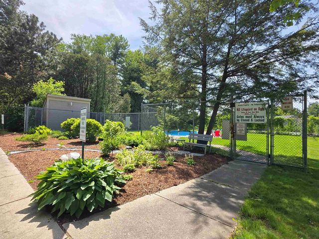 8 Hawthorne Circle, South Burlington, VT 05403