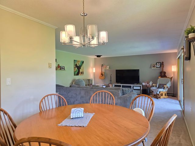 8 Hawthorne Circle, South Burlington, VT 05403