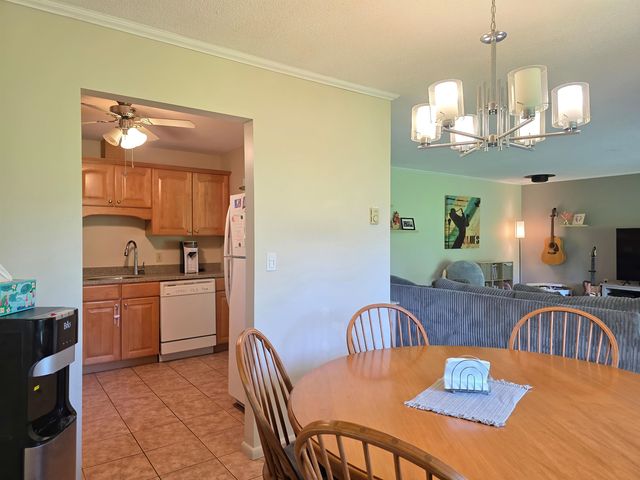 8 Hawthorne Circle, South Burlington, VT 05403