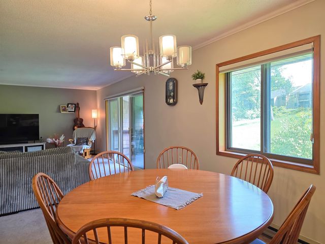 8 Hawthorne Circle, South Burlington, VT 05403