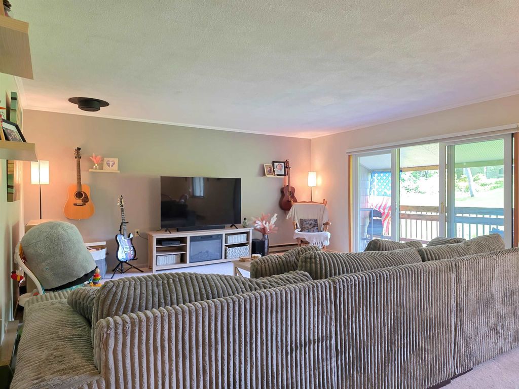 8 Hawthorne Circle, South Burlington, VT 05403
