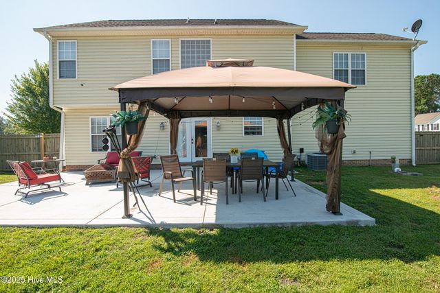 302 Honey Court W, Jacksonville, NC 28540