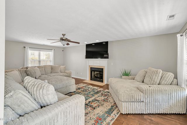 302 Honey Court W, Jacksonville, NC 28540