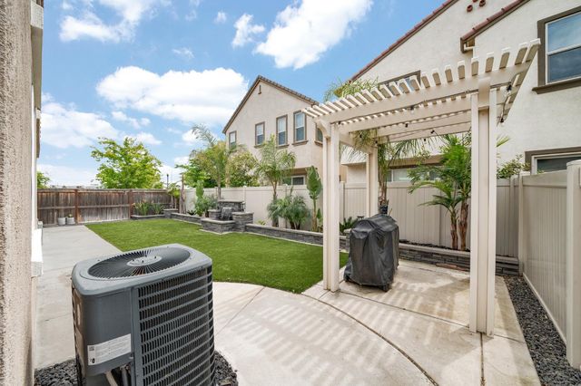 8852 Upbeat Way, Elk Grove, CA 95757