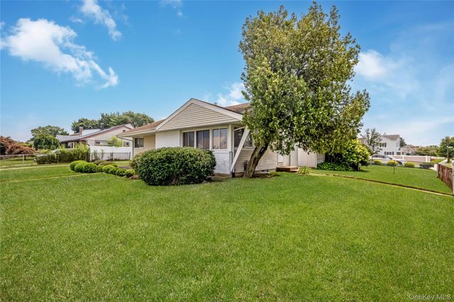 2 Mozart Lane, Bethpage, NY 11714