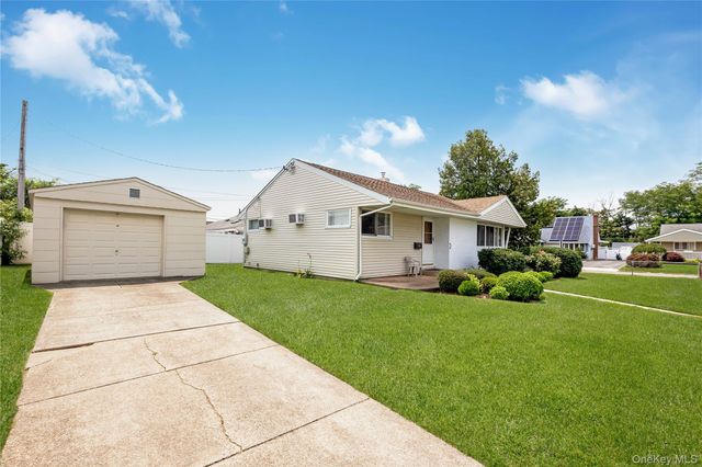 2 Mozart Lane, Bethpage, NY 11714