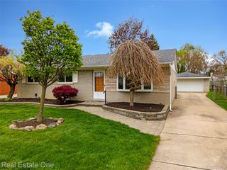 1668 Castleton Drive, Troy, MI 48083