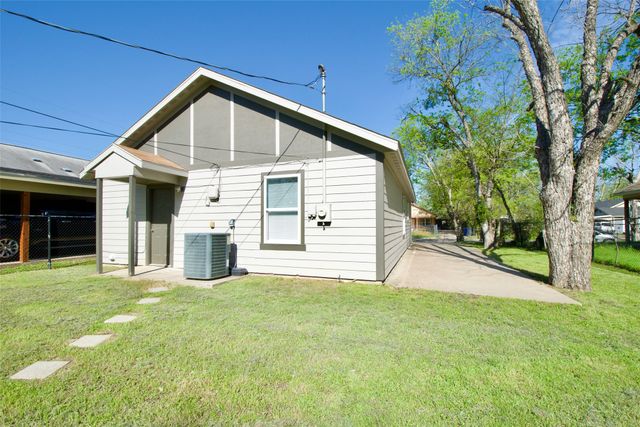 1120 Holt Avenue, Waco, TX 76706