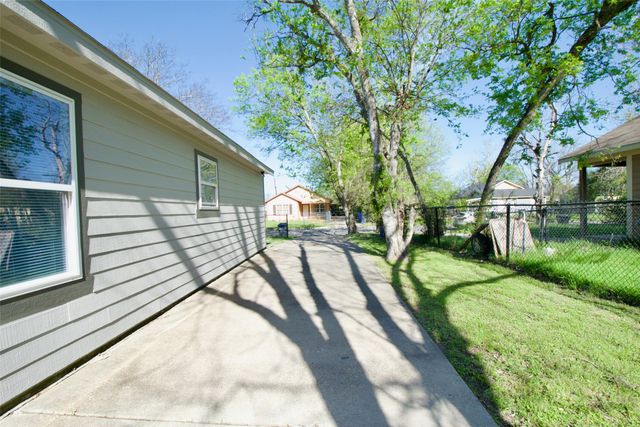 1120 Holt Avenue, Waco, TX 76706
