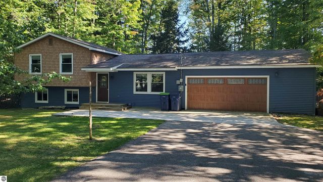 7967 Sunset Drive, Traverse City, MI 49685