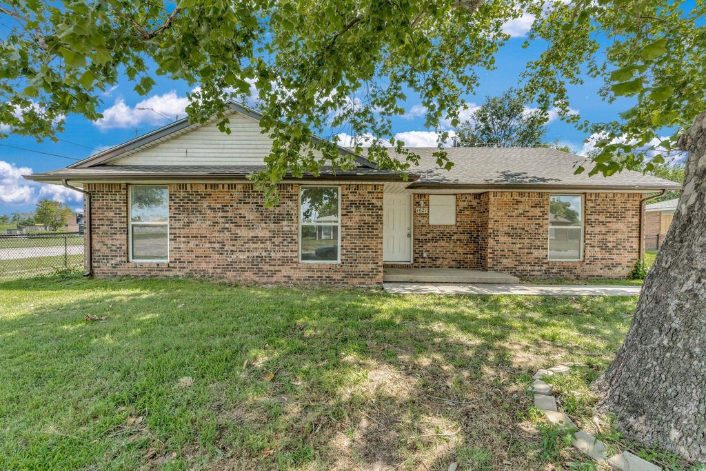 1621 E Del Mar St, Wichita, KS 67216
