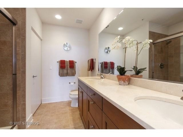 450 VILLAGE CENTER Drive 413, Burr Ridge, IL 60527