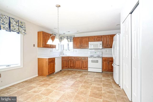 3 DEEP HOLLOW LN N, Columbus, NJ 08022