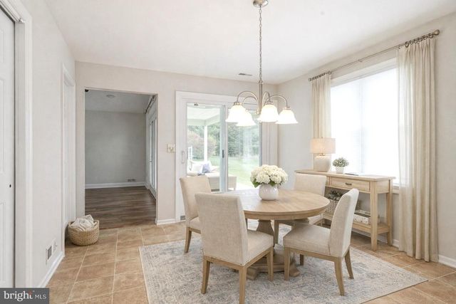 3 DEEP HOLLOW LN N, Columbus, NJ 08022