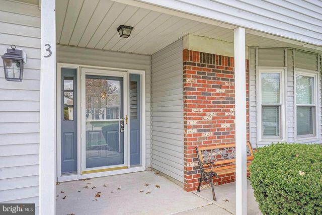 3 DEEP HOLLOW LN N, Columbus, NJ 08022