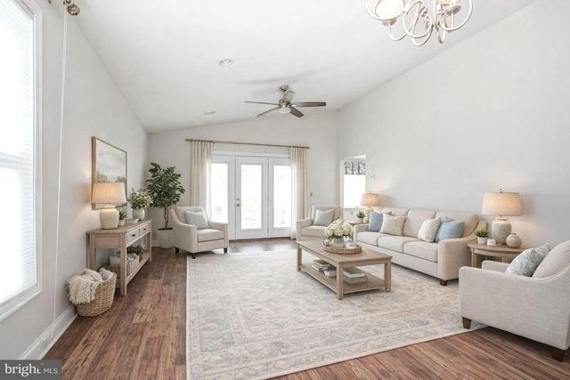 3 DEEP HOLLOW LN N, Columbus, NJ 08022