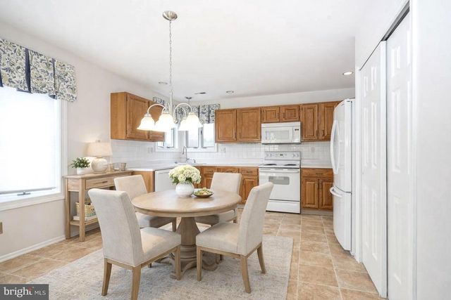 3 DEEP HOLLOW LN N, Columbus, NJ 08022