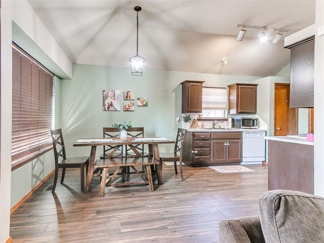 913 N Kirk Way, Mustang, OK 73064