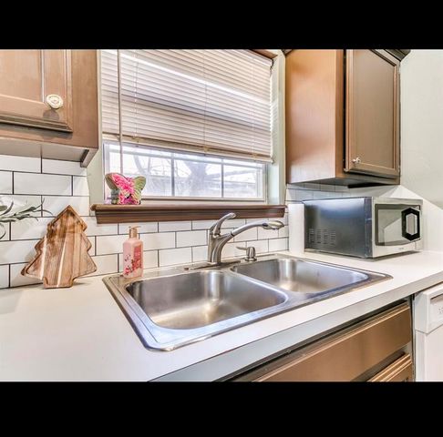 913 N Kirk Way, Mustang, OK 73064