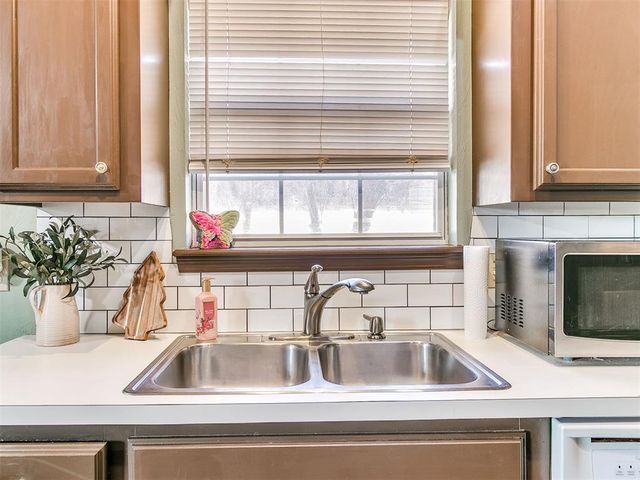 913 N Kirk Way, Mustang, OK 73064