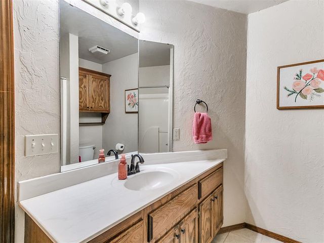 913 N Kirk Way, Mustang, OK 73064