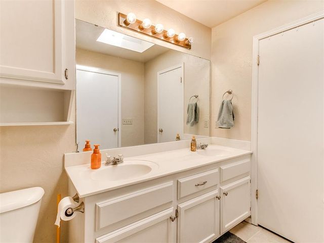 913 N Kirk Way, Mustang, OK 73064