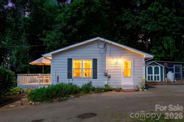 658 Enka Lake Road, Candler, NC 28715