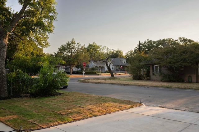 321 S Rusk, Weatherford, TX 76086