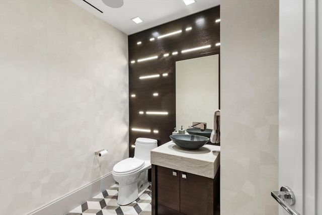 1 Dalton St 3801, Boston, MA 02115