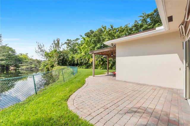 720 S Old Nob Hill Rd, Plantation, FL 33324
