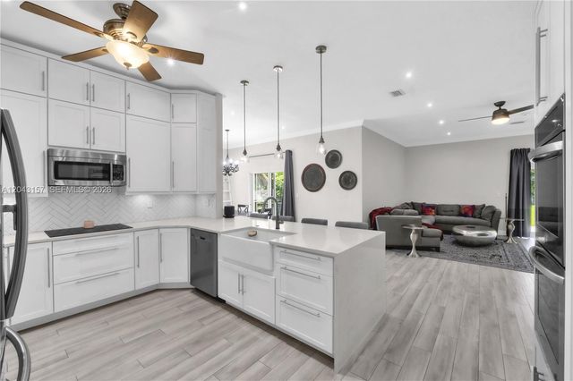 720 S Old Nob Hill Rd, Plantation, FL 33324