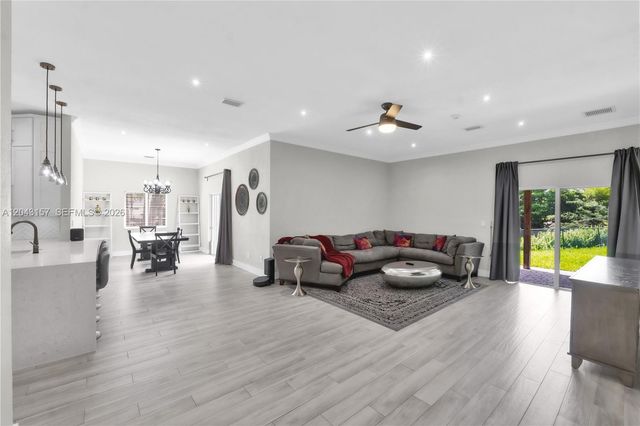 720 S Old Nob Hill Rd, Plantation, FL 33324