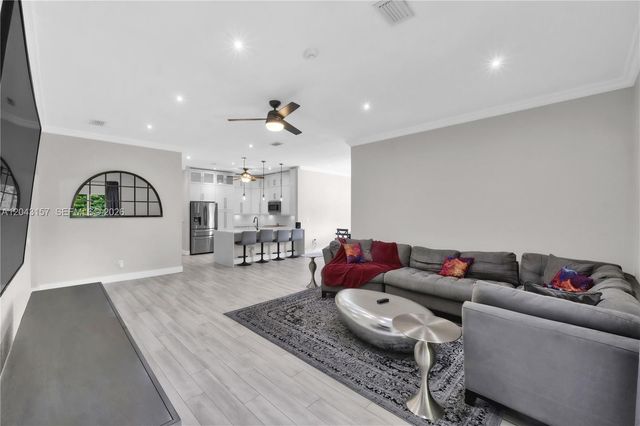 720 S Old Nob Hill Rd, Plantation, FL 33324