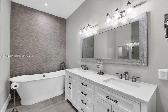 720 S Old Nob Hill Rd, Plantation, FL 33324