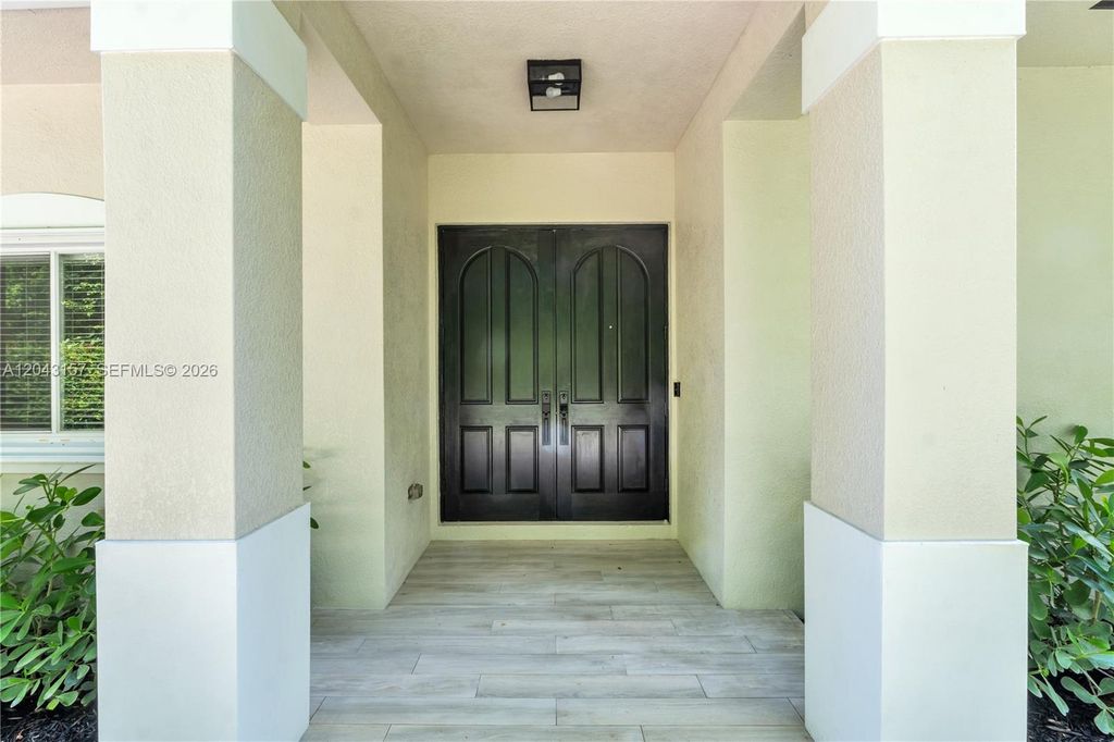 720 S Old Nob Hill Rd, Plantation, FL 33324