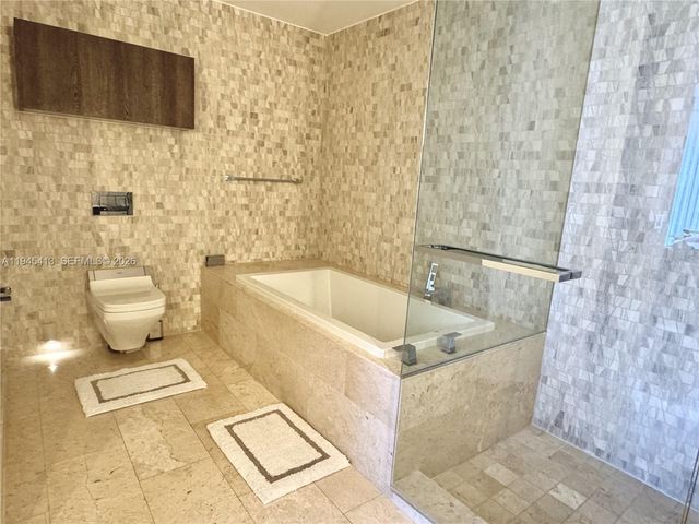 68 SE 6th St 903, Miami, FL 33131