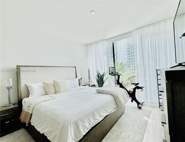 68 SE 6th St 903, Miami, FL 33131